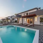 Villa Comfort Four Bedroom With Sea View And Private Pool 7 *