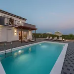 Villa Comfort Four Bedroom With Sea View And Private Pool 7 *