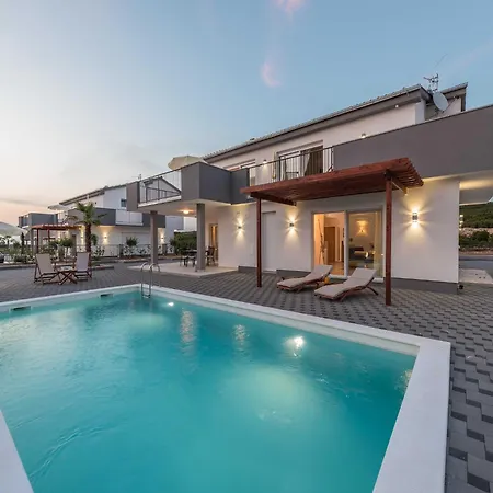 فيلة Comfort Four Bedroom With Sea View And Private Pool 7 *