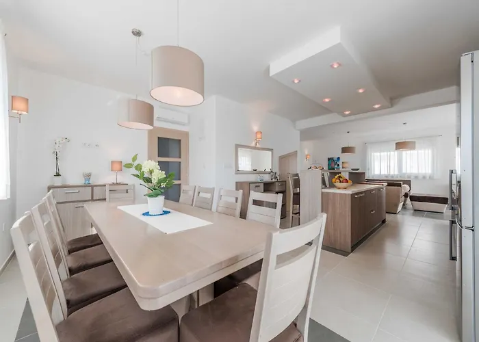 فيلة Comfort Four Bedroom With Sea View And Private Pool 7 *
